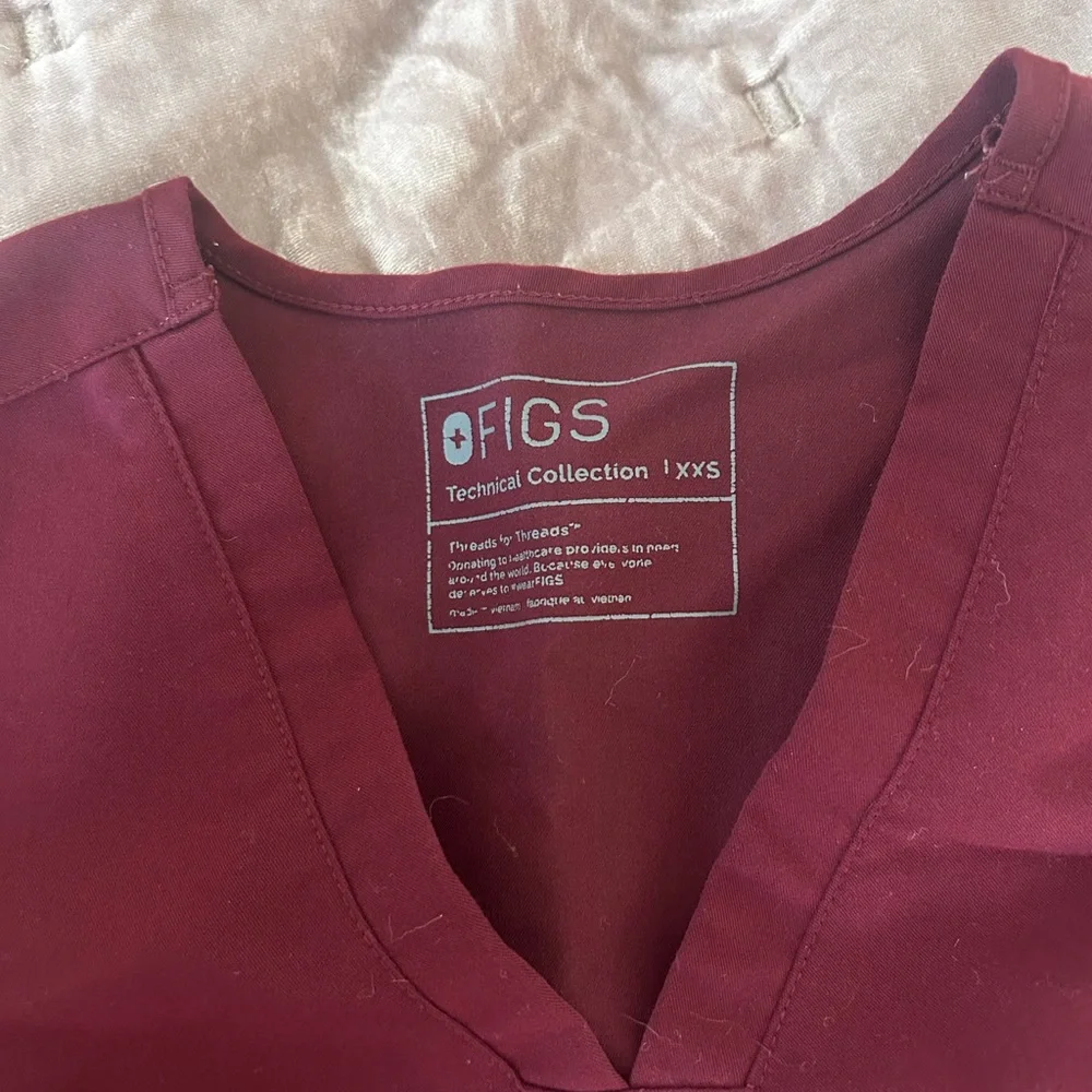 Figs burgundy scrub set - Picture 3 of 7